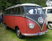 =VW T1  Samba  steht auf dem Ausstellungsgelände in Bad Camberg anl. LOTTERMANN-Bullitreffen im Juni 2019