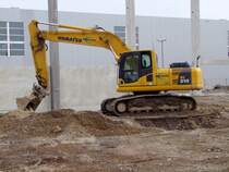 Komatsu_PC210 werkelt bei der Messehallenbaustelle in Ried i.I.; 090314