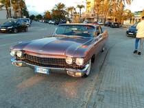 Cadillac Series 62 twodoor Hardtop Coupe des Modelljahres 1960. Ein solches Coupe war ab US$ 4.892,00 zu haben und verkaufte sich in diesem Modelljahr 19.978 mal. Das im Farbton fawn brown lackierte Series 62 Hardtop Coupe wird von einem V8-Motor angetrieben, der aus einem Hubraum von 6390 cm³ eine Leistung von 325 PS erbringt. Obwohl der Wagen ein italienisches Kennzeichen trägt, wurde die Aufnahme auf Mallorca gemacht. Palma de Mallorca 09.11.2019.