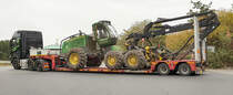 =Volvo-Sattelzug vom Forstbetrieb HUCHEL, mit John Deere Harvester 1470, verlässt den Rastplatz an der A 7, 09-2019