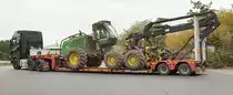 =Volvo-Sattelzug vom Forstbetrieb HUCHEL, mit John Deere Harvester 1470, verlässt den Rastplatz an der A 7, 09-2019
