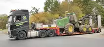 =Volvo-Sattelzug vom Forstbetrieb HUCHEL, mit John Deere Harvester 1470, verlässt den Rastplatz an der A 7, 09-2019