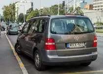 Rückansicht: VW Touran Mk1. Aufnahme: Pécs (Ungarn), August, 2019.