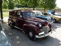 Opel Lieferwagen L-51, wie er von 1951 bis 1953 produziert wurde. Im April 1950 wurde mit dem, vom damaligen Olympia abgeleiteten Kastenwagen L-50, die Produktion von Kastenlieferwagen wieder aufgenommen. Als im Jahr 1953 die Olympia CarAvan-Modelle auf den Markt kamen sank in Deutschland die Nachfrage nach solchen Fahrzeugen. Im Ausland (hauptsächlich Skandinavien) war dieser Fahrzeugtyp aufgrund von Kfz-Steuererleichterungen sehr gefragt. Angetrieben wird das Fahrzeug von einem Vierzylinderreihenmotor, der aus einem Hubraum von 1488 cm³ eine Leistung von 39 PS erbringt. Ein solcher Kastenwagen schlug mit einem Kaufpreis von DM 6200,00 zu Buche. Nordstern-Classic Gelsenkirchen 2017