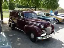 Opel Lieferwagen L-51, wie er von 1951 bis 1953 produziert wurde. Im April 1950 wurde mit dem, vom damaligen Olympia abgeleiteten Kastenwagen L-50, die Produktion von Kastenlieferwagen wieder aufgenommen. Als im Jahr 1953 die Olympia CarAvan-Modelle auf den Markt kamen sank in Deutschland die Nachfrage nach solchen Fahrzeugen. Im Ausland (hauptsächlich Skandinavien) war dieser Fahrzeugtyp aufgrund von Kfz-Steuererleichterungen sehr gefragt. Angetrieben wird das Fahrzeug von einem Vierzylinderreihenmotor, der aus einem Hubraum von 1488 cm³ eine Leistung von 39 PS erbringt. Ein solcher Kastenwagen schlug mit einem Kaufpreis von DM 6200,00 zu Buche. Nordstern-Classic Gelsenkirchen 2017