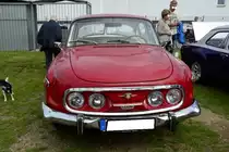 Tatra 603-3, produziert von 1956 bis 1975 in drei Serien. Während der zwanzigjährigen Produktionszeit im Werk Kopřivnice wurden ca. 20.000 Fahrzeuge dieses Typs produziert. Der Löwenanteil dieser Fahrzeuge gingen an die  Kader  des ehemaligen Ostblocks. Hier habe ich ein Modell der letzten Serie (603-3), wie es von 1969 bis zum Produktionsende gebaut wurde, vor die Linse gekriegt. Meines Wissens stammt der Wagen aus dem Jahr 1970. Angetrieben wird das tschechische Auto von einem, im Heck verbauten V8-Motor, der aus einem Hubraum von 2472 cm³ eine Leistung von 105 PS an die Hinterachse weiter gibt. Bei einem Verbrauch von 12,5 Liter Kraftstoff, wurden die Fahrleistungen des 603-3 mit 165 km/h angegeben. Oldtimertreffen Moers zu Pfingsten 2017.