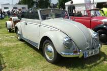 =Käfer Cabrio mit Westfalia-Anhänger, steht auf dem Ausstellungsgelände in Bad Camberg anl. LOTTERMANN-Bullitreffen im Juni 2019