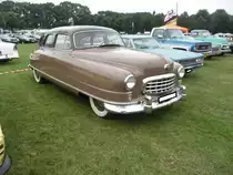 Nash Series 60 Ambassador Super aus dem Jahr 1951. 1951 war der Ambassador das mittlere Modell im Verkaufsprospekt des Herstellers aus Kenosha/Wisconsin. Darunter rangierte die Baureihe Series 40 Statesman und darüber der Series 10 Nash Rambler. Von dieser viertürigen Ambassador-Limousine in der Super Ausführung verkaufte Nash im genannten Modelljahr 34.935 Fahrzeuge zu einem Preis ab US$ 2330,00 in den Bundesstaaten an der Ostküste, bzw. US$ 2501,00 in den Bundesstaaten des mittleren Westens und der Westküste. Angetrieben wird der Wagen von einem Sechszylinderreihenmotor mit einem Hubraum von 3850 cm³ und einer Leistung von 115 PS. Oldtimertreffen Melderslo/NL zu Pfingsten 2017.