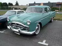 Packard Patrician 400 Series 2406 aus dem Jahr 1951. Die Modelle dieser Baureihe sind an den verchromten Steinschlagschutzecken an den hinteren Kotflügeln und den vier verchromten Lüftungsöffnungen (Jet Louvers genannt) an den hinteren Kotflügeln zu erkennen. Natürlich wurde bei diesem Modell auch die Pelikan-Kühlerfigur der Marke Packard montiert. Die Patrician 400 Modelle waren nur als viertüriger Sedan lieferbar. Um ein solches, umfangreich ausgestattetes, Auto sein eigen nennen zu können, musste man mindestens US$ 3662,00 anlegen. Der im Farbton turquoise blue lackierte  Patrician  wird von einem Achtzylinderreihenmotor angetrieben, der aus einem Hubraum von 5356 cm³ 155 PS leistet. Oldtimertreffen beim Autohaus Pannenbecker in Moers im Sommer 2016.