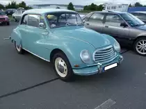 DKW F93 3=6 Sonderklasse Limousine, gebaut von 1955 bis 1959. Der gezeigte F93 muss vor September 1957 produziert worden sein, da er noch mit den hinten angeschlagenen Türen versehen ist.  Bei seinem Erscheinen kostete ein solcher DKW DM 5455,00. Der Dreizylinderreihenzweitaktmotor hat einen Hubraum von 906 cm³ und leistet 38 PS. Die Höchstgeschwindigkeit wurde mit 123 km/h angegeben. Treffen des ACI (A udi C lub I nternational) 2017 in Thüringen.