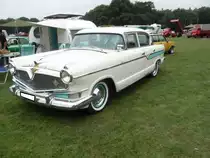 Hudson Series 50 Hornet Special Super Sedan aus dem Modelljahr 1956.
Einst war die Marke aus Detroit der drittgrößte Autohersteller der USA. Im Modelljahr 1956 war der Series 50 Hornet Special das Spitzenmodell der Marke. Es waren nur zwei Karosserieversionen lieferbar: Die gezeigte viertürige Limousine und ein, Super Hollywood Hardtop genanntes zweitüriges Modell. Eine solche, viertürige Limousine war ab US$ 2626,00 zu haben. Angetrieben wird der Wagen in der Farbkombination frosty white/mint green, von einem V8-Motor, der aus einem Hubraum von 4005 cm³ 190 PS leistet. Oldtimertreffen zu Pfingsten 2017 in Melderslo/NL.