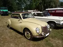 DKW F93 3=6 Sonderklasse Limousine, gebaut von 1955 bis 1959. Der gezeigte F93 stammt aus dem ersten Produktionsjahr = 1955. Bei seinem Erscheinen kostete ein solcher DKW mindestens DM 5455,00. Der Dreizylinderreihenzweitaktmotor hat einen Hubraum von 906 cm³ und leistet 38 PS. Die Höchstgeschwindigkeit wurde mit 123 km/h angegeben. Oldtimertreffen Selfkant zu Pfingsten 2017.