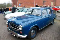 Peugeot 403 Limousine, gebaut von  April 1955 bis Februar 1967. Dem 403 war aufgrund seiner Solidität, nicht nur in Frankreich, ein großer Verkaufserfolg beschienen. Hier wurde ein Modell vor dem Modelljahr 1959 abgelichtet, das noch den Löwenkopf auf der Motorhaube trägt. Dieser Löwenkopf musste 1959 aufgrund einer gesetzlichen Regelung (Unfallschutz) wegfallen. Der Wagen war mit drei Vierzylinderreihenmotoren lieferbar: 1290 cm³ mit 49 PS oder 54 PS (Benziner), 1468 cm³ mit 58 PS oder 66 PS (Benziner) oder einem Dieselmotor mit einem Hubraum von 1816 cm³ und einer Leistung von 48 PS. Oldtimertreffen Zeche Ewald in Herten im Frühjahr 2017.