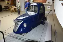 DAF  Rijdende Regenjas  zu deutsch, der fahrende Regenmantel.
Es handelt sich um einen Prototyp, den Huub van Doorne aus Eindhoven in den Jahren 1941/1942 konstruierte. Angetrieben wir das Minimal-Auto von einem Einzylindermotor mit 125 cm³. Angeblich soll die Höchstgeschwindigkeit 55 km/h betragen haben. DAF-Museum Eindhoven am 05.01.2018.