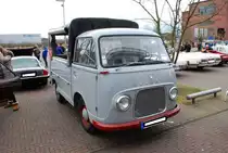 Ford Taunus Transit Pritschenwagen. Dieses Transportermodell wurde bereits im Jahr 1953 als Ford FK 1000 vorgestellt. Das FK stand für F ord K öln. Ab 1961 wurde das Modell in Taunus Transit umbenannt. Der Taunus Transit war in vier Versionen lieferbar: Kastenwagen, Kombi, Achtsitzer-Bus mit festen Sitzen und PKW-mäßiger Ausstattung, sowie einen Pritschenwagen. Das Modell war mit Nutzlasten von 0.8, 1.0 und 1.25 Tonnen lieferbar. Der abgelichtete Pritschenwagen stammt aus dem Jahr 1965. Der Vierzylinderreihenmotor leistet 55 PS aus einem Hubraum von 1498 cm³. Oldtimertreffen Zeche Ewald in Herten im Jahr 2017.