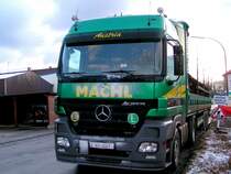 ACTROS1844 ist soeben mit einer Fuhre Betonstahlmatten vor einer Baustelle in Ried i.I. eingetroffen; 090319