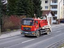 MAN ist mit einem voll beladenem Bauschuttconter auf der B143 unterwegs;090320