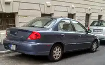 Rückansicht: Kia Spectra (US Modell), fotografiert in Pécs (Ungarn) in August 2019.