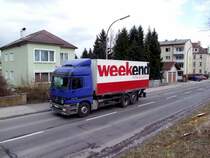 ACTROS-2540 mit Wechselaufbau eines Wochenendmagazins auf der B143 bei Ried i.I.; 090320