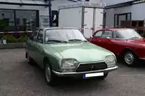 Citroen GS 1220 Club, gebaut im Citroen-Werk Rennes von 1972 bis 1986. Der GS wurde bereits 1970 vorgestellt. Der Motor war als luftgekühlter Vierzylinderboxermotor konzipiert und hat beim 1220 ebendiesen Hubraum mit einer Leistung von 58 PS oder 63 PS. Aus dem Modell DS wurde die hydropneumatische Federung in vereinfachter Form verbaut. Die für die damalige Zeit ungewöhnlich stromlinienförmige Karosserie ermöglichte einen geringen Kraftstoffverbrauch und überdurchschnittlich hohe Höchstgeschwindigkeiten. Der Wagen ist übrigens im Farbton vert jade lackiert. Oldtimertreffen in Moers im Sommer 2017.
