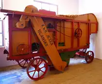 Dreschmaschine der Firma K.& R.Jezek aus Blansko/CSR, gebaut im Zweigwerk in Maribor (Marburg)/Slowenien, ausgestellt im Technikmuseum Bistra/Slowenien, Juni 2016