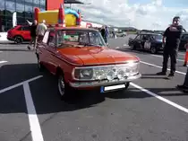 NSU 1200C, gebaut von 1967 bis 1973. Der 1200´er wurde auf der Basis des NSU Prinz 1000 entwickelt und war mit einem größerem Motor und einem verlängerten Vorderwagen versehen. Von dieser Modellreihe produzierten die Neckarsulmer 227.938 Fahrzeuge, die zu einem Preis ab DM 5950,00 (bei Modelleinführung) beim Händler standen. Der im Heck verbaute, gebläsegekühlte, Vierzylinderreihenmotor leistet 55 PS aus einem Hubraum von 1177 cm³. Besucherparkplatz der Messe Köln im Sommer 2018.