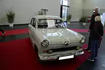 Ford Taunus 12M Serie G13 aus dem Modelljahr 1958. Der im Volksmund  Weltkugeltaunus  genannte 12M wurde bereits 1952 vorgestellt. Wie damals üblich wurde die Karosserie fast jedes Jahr  facegeliftet .  Der Vierzylinderreihenmotor hat einen Hubraum von 1172 cm³ und leistet 42 PS. Classic Cologne 2018.