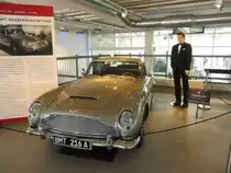 Aston Martin DB5, gebaut von 1963 bis 1965. Hier wurde der Filmwagen aus dem James Bond Streifen  Goldfinger  aus dem Jahr 1964 abgelichtet. Das Auto ist ja mit allerlei  nützlichem  Zubehör für Agenten ausgerüstet. Der Sechszylinderreihenmotor leistet 286 PS aus eienm Hubraum von 3995 cm³. Central Garage Bad Homburg im April 2019.