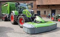 =Fendt Vario 724 mit Frontmähwerk Fendt Cutter 3140 und dem Ladewagen Fendt TIGO 60, gesehen beim Tag der offenen Tür beim Landwirtschaftszentrum Eichhof im Juni 2019 