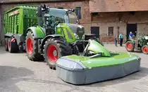 =Fendt Vario 724 mit Frontmähwerk Fendt Cutter 3140 und dem Ladewagen Fendt TIGO 60, gesehen beim Tag der offenen Tür beim Landwirtschaftszentrum Eichhof im Juni 2019 