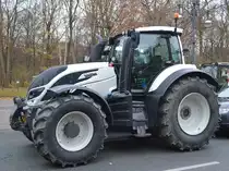 Bei der Riesen-Demonstration der Bauern in Berlin bekam man als Städter mal die fast gesamte Palette moderner Traktoren zu Gesicht, herausstechend ansehnlich und modern die für mich völlig neuen Traktoren der Firma VALTRA aus Finnland, hier ein wunderschönes Exemplar der N-Serie? am 26.10.19 Straße des 17 Juni Berlin.