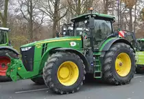 Gewaltige Maschine mit verlängerter Front, ein JOHN DEERE 8370 R Traktor am 26.11.19 Straße des 17 Juni Berlin.