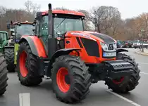 Sehe ich auch zum ersten Mal, das ist ein in Tschechien produzierter Traktor der Firma Zetor Tractors a.s., ein CRYSTAL 160 ZETOR am 26.11.19 im Rundkreis um die Berliner Siegessäule. 
