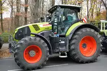 Sondermodell im Jahre 2003 der Firma CLAAS zur Produktion vom 150000 Standarttraktoren in Le Mans, ein CLAAS AXION 870 am 26.11.19 Berlin Charlottenburg.