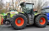 Einer der der größten am heutigen Tag in Berlin, ein CLAAS XERION 3800 TRAC VC am 26.11.19 Nähe Berliner Siegessäule.