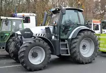 Wirklich selten zwischen all den FENDT und JHN DEERE u. CLAAS usw. Traktoren, ein Lamborghini R6 150 S am 26.11.19 Berlin Charlottenburg. 