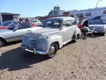 Opel Olympia Limousine, produziert von 1950 bis 1953. Der Olympia war der erste Opel Personenwagen nach dem Krieg. Von 1947 bis 1950 glich er dem Vorkriegs-Olympia. Danach erfolgte ein  Facelift . Der Vierzylinderreihenmotor leistet 39 PS aus einem Hubraum von 1488 cm³. Oldtimertreffen Büsum im Sommer 2019.