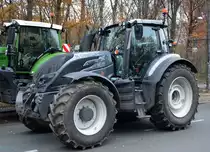 Ein sehr schöner dunkel silberner VALTRA Traktor am 26.11.19 Berlin Charlottenburg.