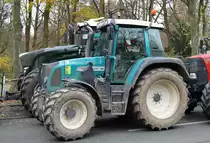 Ein Blauer FENDT 412 VARIO TMS am 26.11.19 Berlin Charlottenburg.