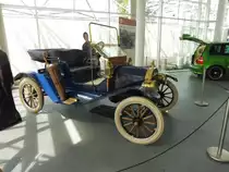 Ford Model T in der Karosserieversion Runabout, gebaut 1908 bis 1927. Mit dem Model T wurde die Volksmotorisierung in den USA eingeleitet. Das Auto war in etlichen Karosserieversionen lieferbar und verkaufte sich mehr als 15 Millionen mal. Das abgelichtete Model T entstammt dem Baujahr 1910. Der Vierzylinderreihenmotor hat einen Hubraum von 2896 cm³ und leistet 20 PS. Die Höchstgeschwindigkeit liegt bei ca. 65 km/h. Central Garage Bad Homburg im April 2019.