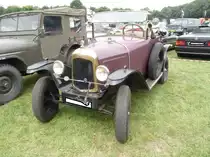 Citroen 5 HP Typ C. Von Oktober 1921 bis März 1926 wurden von diesem Kleinwagen circa 88.000 Einheiten im neuen Citroen Werk Levallois in den Baureihen C, C2 und C3 produziert. Der 5 HP wurde stets mit gelber Lackierung ausgeliefert, daher dürfte der gezeigte 5 HP mal umlackiert worden sein. Wohl nicht ganz unbeabsichtigt entstand so der Spitzname  petit citron . Der Vierzylinderreihenmotor leistet 11 PS aus einem Hubraum von 856 cm³. Oldtimertreffen in Melderslo/NL zu Pfingsten 2017.
