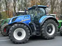 Ein NEW HOLLAND T7.315 Traktor am 26.11.19 Berlin Mitte.