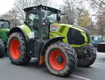 Ein CLAAS 810 AXION Traktor am 26.11.19 Berlin Charlottenburg.