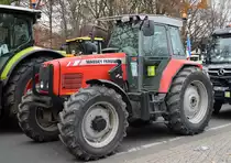Etwas älterer  MASSEY-FERGUSON Typ? Traktor am 26.11.19 Berlin Mitte.