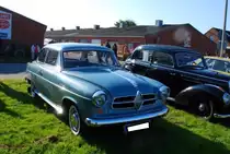 Borgward Isabella Limousine, gebaut von 1954 bis 1962 in Bremen-Sebaldsbrück. Die Isabella war das erfolgreichste Automobil der Marke Borgward. Er war technisch hervorragend konzipiert und seine äußere Form wurde mit großem Beifall begrüßt. Hier wurde eine Isabella abgelichtet, wie sie bis 1957 gefertigt wurde. Dieses ist am großen Rhombus im Kühlergrill erkennbar. Der Vierzylinderreihenmotor hat einen Hubraum von 1493 cm³ und leistet 60 PS.Oldtimertreffen in Büsum im Sommer 2019.