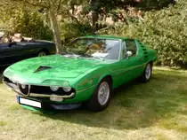 Alfa Romeo Montreal. Produziert wurden von 1970 bis 1977 3917 Autos dieses Typs. Der Wagen wurde als Designstudie 1967 auf der Weltausstellung (Expo) in Montreal vorgestellt. Da dieser hübsche Sportwagen großen Anklang fand, ging er ab 1970 in Serie. Den Namen seines Vorstellungsortes behielt er bei. Der V8-Motor hat einen Hubraum von 2.593 cm³ und leistet 200 PS. Das Fahrwerk wurde vom Typ 105 (Giulia) übernommen. Oldtimertreffen des Oldtimerclubs Schermbeck in Lühlerheim im September 2019.