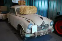 Borgward Hansa 1800 Limousine produziert von 1952 bis 1954 in Bremen. Als Hansa 1500 wurde dieses Modell im März 1949 auf dem Genfer Salon vorgestellt. Es war der erste neu konstruierte deutsche PKW nach WW2. Im März 1952 wurde der Hansa 1500 durch den  neuen  Hansa 1800 abgelöst. Der 1800 war als zwei- und viertürige Limousine, als viersitziges Cabriolet mit einer Karosserie von Hebmüller, als zweitüriges Kombimodell und als zweisitziges Sport-Cabriolet lieferbar. Eine solche viertürige Limousine schlug bei seinem Erscheinen mit einem Kaufpreis von DM 9380,00 zu Buche. Dafür bekam der Kunde eine luxuriöse Limousine, die von einem Vierzylinderreihenmotor angetrieben wurde, die aus einem Hubraum von 1758 cm³ 60 PS leistete. Die Höchstgeschwindigkeit lag bei 136 km/h. Ab 1953 war das Modell auch als Diesel-Fahrzeug lieferbar. Man weiß nicht, ob dieser interessante Scheunenfund aus dem Modelljahr 1954 restauriert wird, oder so erhalten bleibt. Schuppen Eins in Bremen im Februar 2019.
