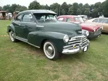 Chevrolet Series 2100EK Fleetmaster Six Sport Coupe aus dem Modelljahr 1947 im Farbton volunteer green. Der Modelljahrgang 1947 stand in diesem Jahr erst ab dem 08. Februar 1947 bei den Chevrolet-Dealern. Im Jahr 1947 stand Chevrolet mit 695.986 verkauften Autos auf Platz 1 der US-amerikanischen Zulassungsstatistik. Angetrieben wird der Wagen von einem Sechszylinderreihenmotor, der aus einem Hubraum von 3547 cm³ eine Leistung von 91 PS erbringt. Oldtimertreffen in Melderslo/NL zu Pfingsten 2017.