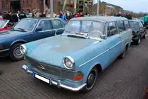 Restaurierungsbedürftiger Opel Rekord P2 Caravan 1700, produziert von 1960 bis 1963. Der 1700´er P2 Caravan wurde 97.128 mal gebaut und war ab DM 6.920,00 zu haben. Der Vierzylinderreihenmotor hat einen Hubraum von 1680 cm³ und leistet 55 PS. Oldtimertreffen Zeche Ewald in Herten im Herbst 2018.
