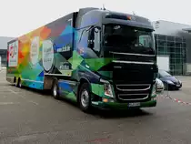 VOLVO-FH, bzw. der  Bunte  von BRILLUX, trifft zu den Berufserlebnistagen in Ried i.I. ein; 191122